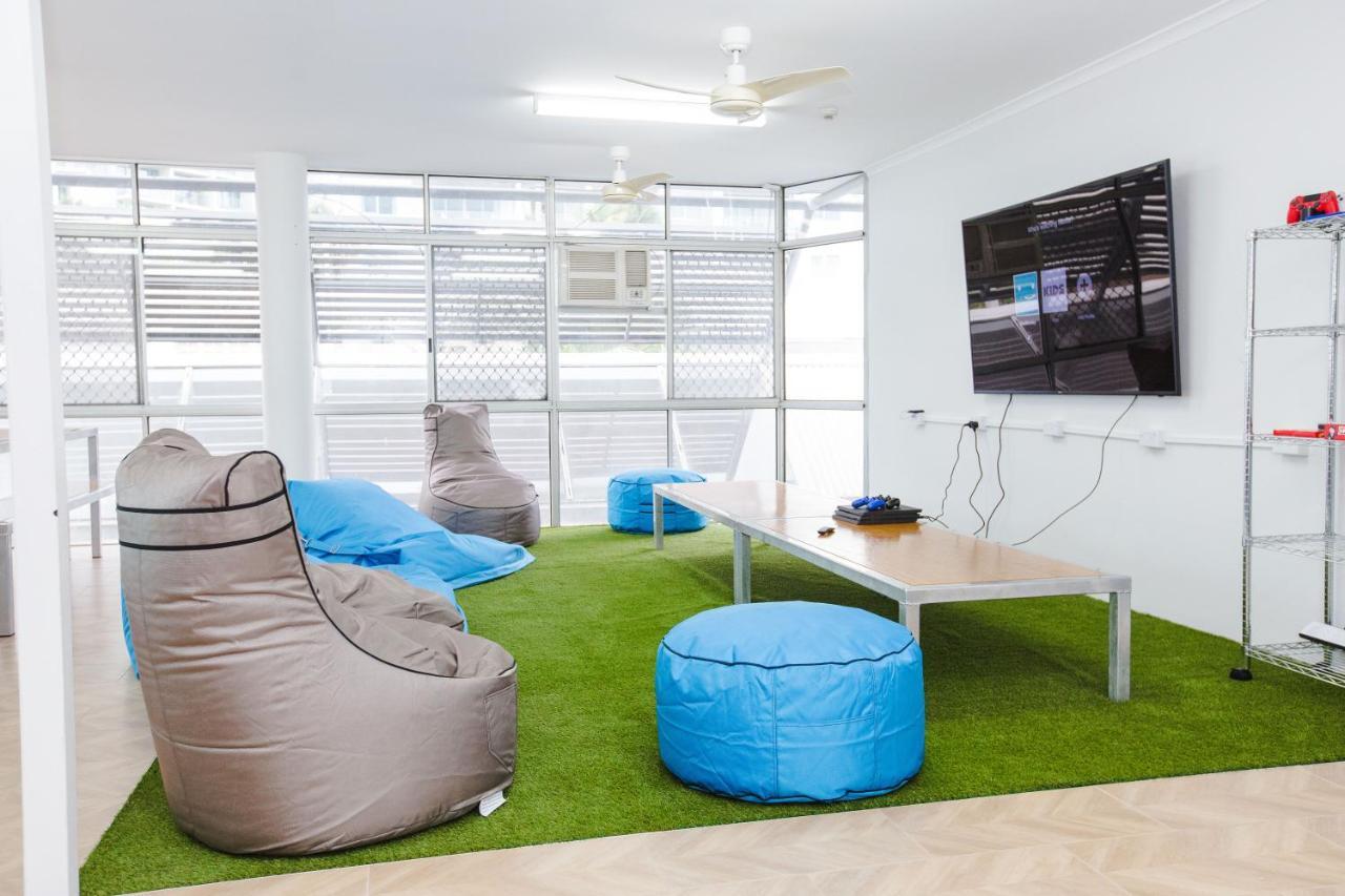 Mad Monkey Waterfront Hostel Cairns Exterior photo